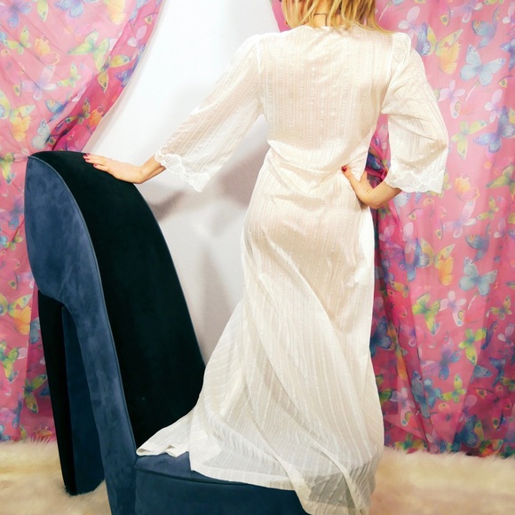 Lorraine White Nylon Robe Circa 1980s
Size Small / Medium - Picture 6 of 8